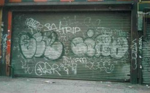 Speciális géppel tisztítják meg a graffitiktől Zalaegerszeget