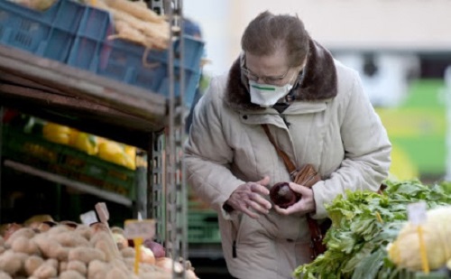 Mobiljeggyel és kötelező maszkviseléssel védekeznek a városok