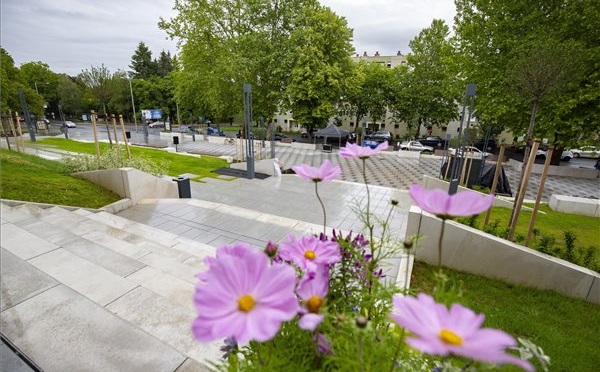 Felavatták a Keresztury városi művelődési központ előtti teret